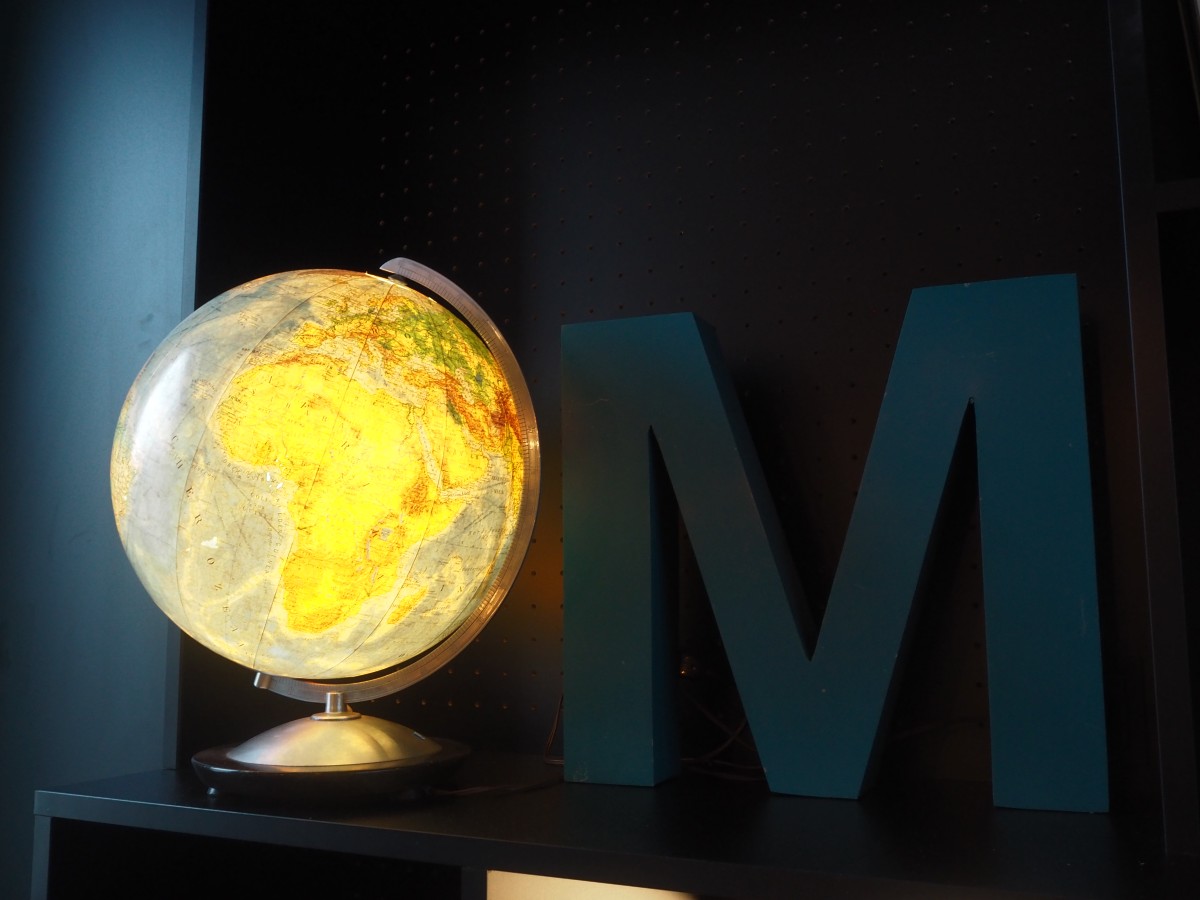 Globus und M im Ruby Marie