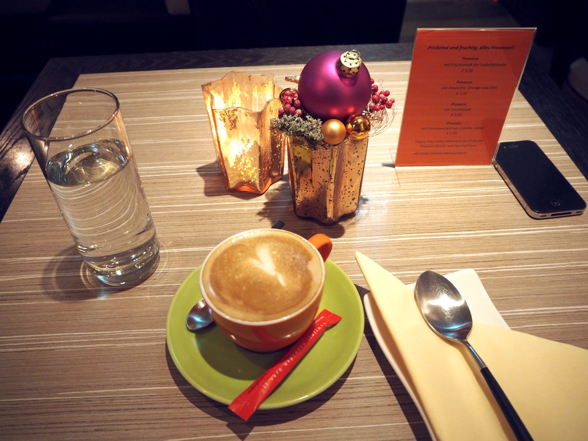 Kaffee im Café Glüxfall in Salzburg