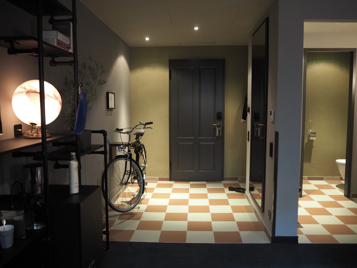 25hours Hotel Hamburg Altes Hafenamt XL-Stube Eingang Fahrrad