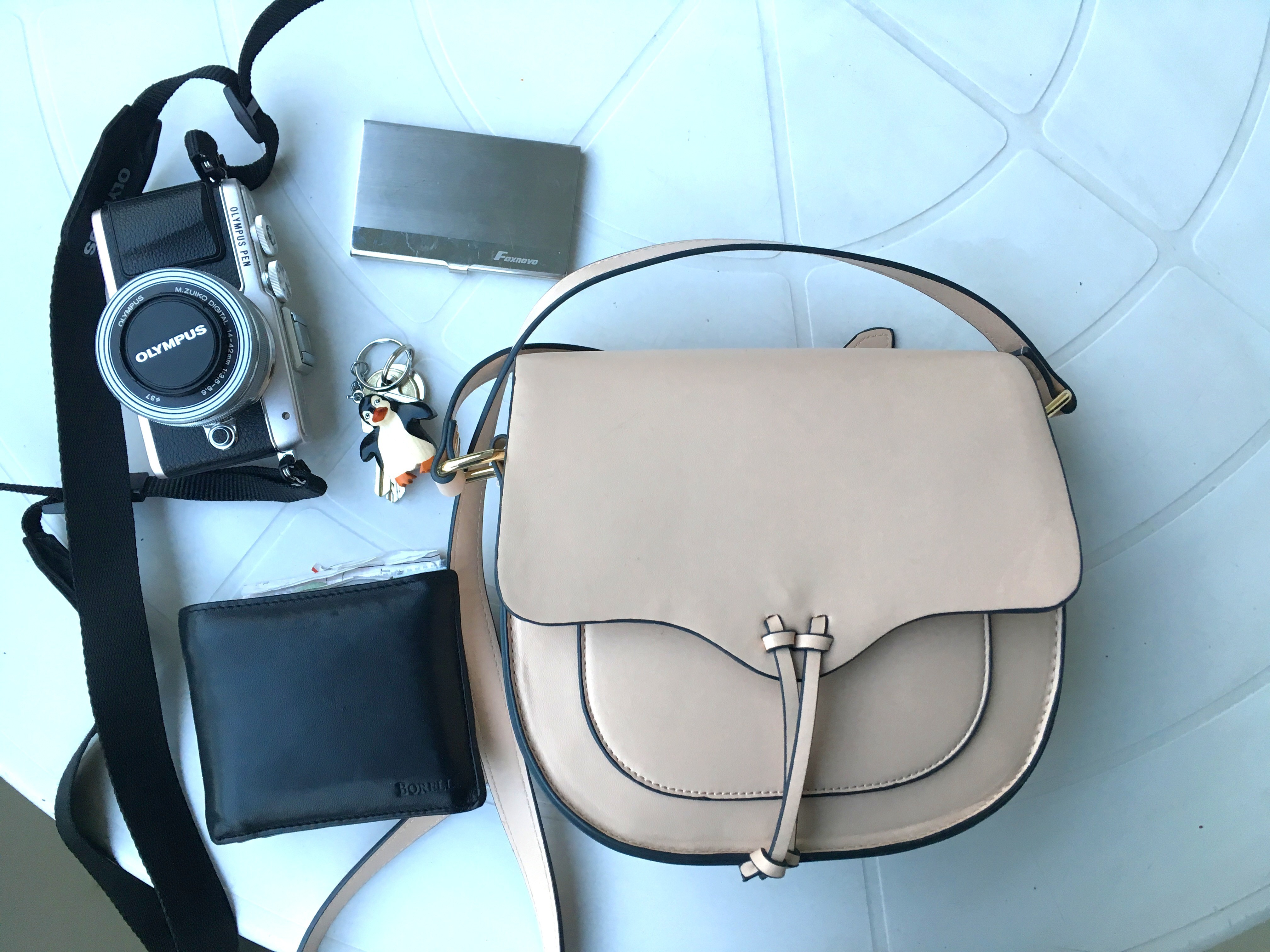 whats-in-my-bag-gesamt-kamera handtasche