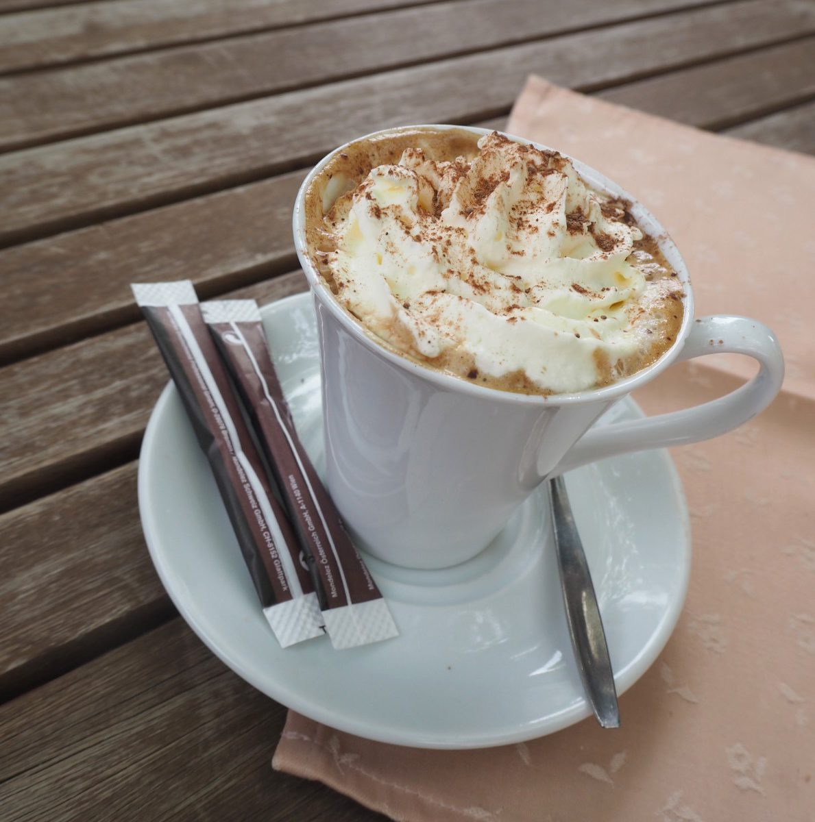 Cappuccino im Zum Alten Jagdschloss in Mayerlin/Niederösterreich im Rahmen von Mellis Kaffeehaustour.