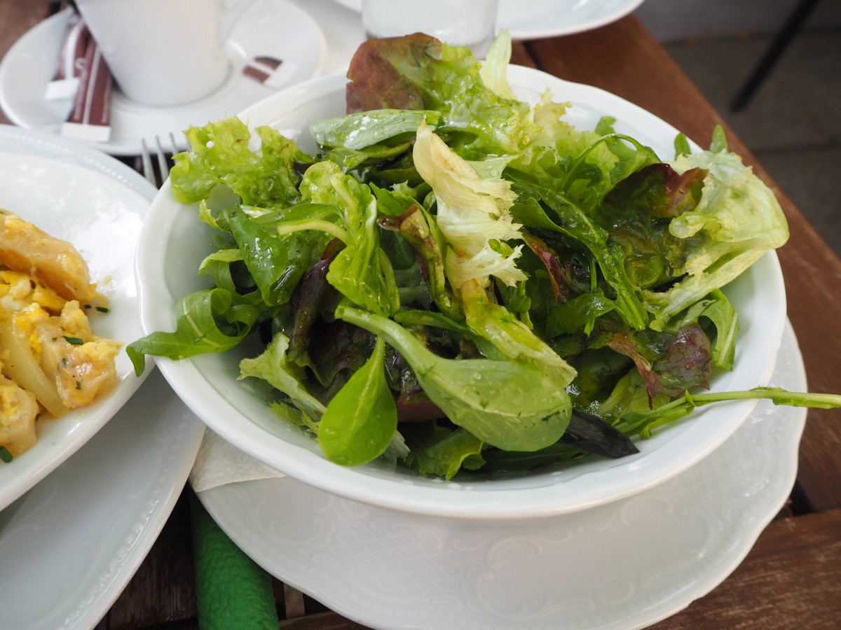 Zum Frühstück einen grünen Salat im Zum Alten Jagdschloss in Mayerlin/Niederösterreich im Rahmen von Mellis Kaffeehaustour.