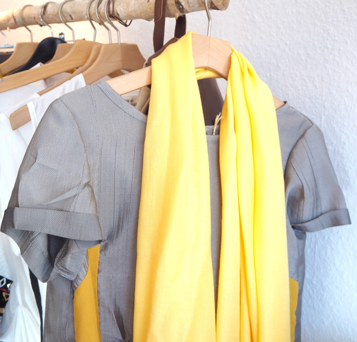 Henrike Schumacher The Dressing Room in Braunschweig Graues Kleid mit gelbem Schal