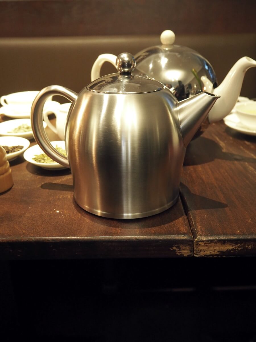 Erfahre mehr über guten Tee und die Bredemeijer Teekannen. Begleite mich zu einem Tea-Tasting im Tee Tea Thé in Berlin-Schöneberg.