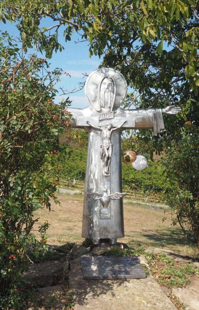Kruzifix am Weingut Hillinger.