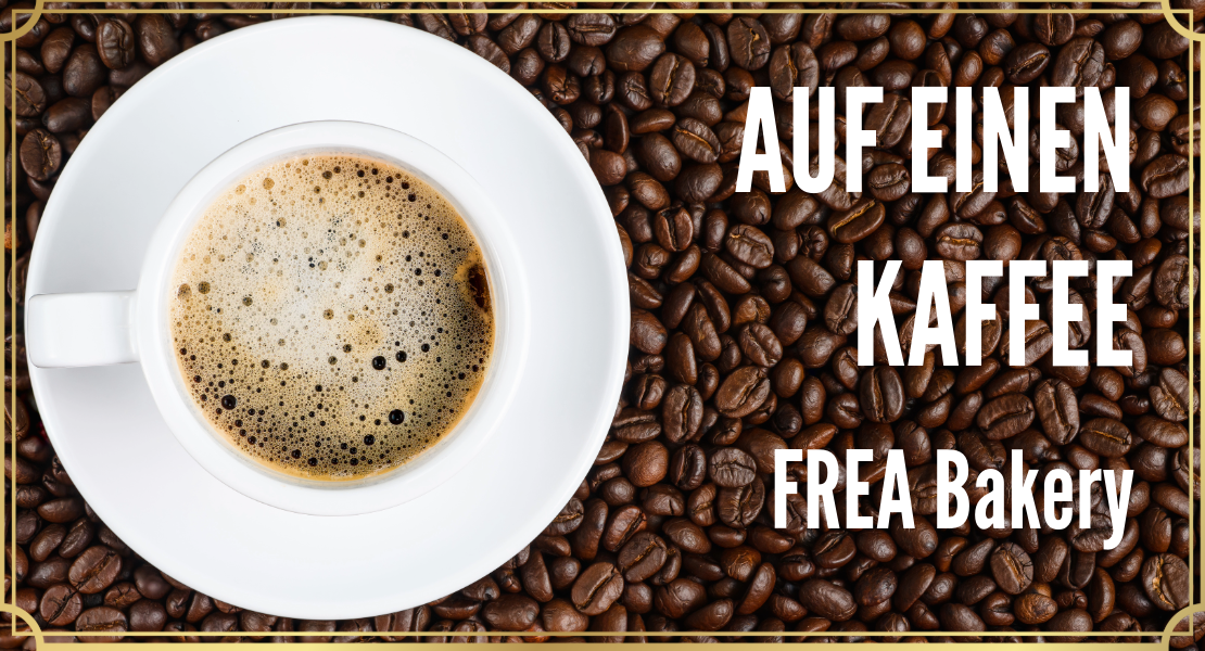 Tasse Kaffee auf Kaffeebohnen und Schriftzug: Auf einen Kaffee Frea Bakery